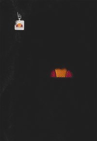 Czarna futrzana kurtka z srebrnym okuciem, z kolorowym wzorem na suwaku i haftowanym akcentem w odcieniach pomarańczowego i czerwonego.