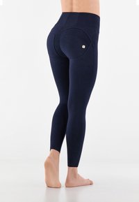 Leggings a vita alta blu navy realizzati in tessuto elasticizzato, con un design della tasca posteriore sagomata e una texture morbida.