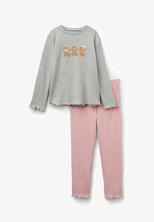 Graues Langarmoberteil mit drei gestickten Teddy-Bären und rosafarbene Hose. Das Oberteil hat einen ausgefransten Saum; die Hose ist schmal geschnitten und hat eine glatte Textur.