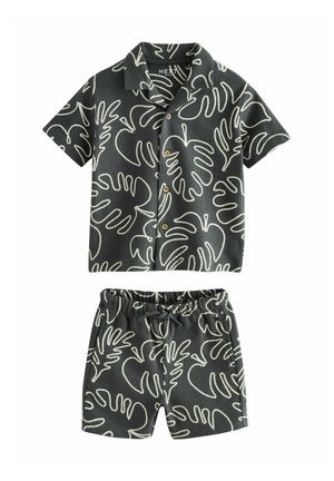 Czarny zestaw koszuli na krótki rękaw zapinanej na guziki i szortów z białymi konturami tropikalnych liści, szorty z elastycznym pasem i sznurkiem do regulation.