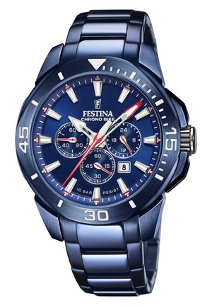 Montre analogique avec un boîtier et un bracelet métallique bleu, dotée d'un cadran bleu, de marqueurs horaires blancs, d'accents rouges et de sous-cadrans chronographe.