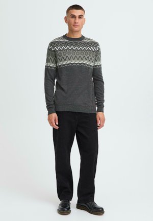 Dunkelgrauer Pullover mit einem geometrischen Muster in Grün und Weiß. Er hat lange Ärmel, einen runden Halsausschnitt und gerippte Bündchen sowie einen gerippten Saum.
