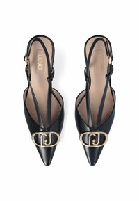 Scarpe slingback in pelle nera con punte appuntite, dettaglio della fibbia con logo dorato e sottile cinturino alla caviglia. Tessuto liscio e elementi di design minimal.