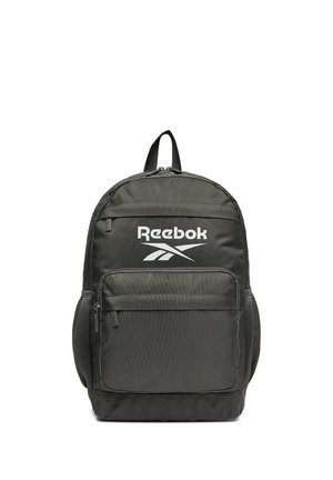 Czarny plecak Reebok z przednią kieszenią na zamek, siateczkowymi bocznymi kieszeniami, górnym uchwytem i białym logo Reebok na przodzie.