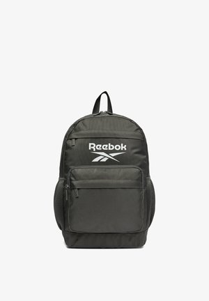 Mochila negra de Reebok con bolsillo frontal con cremallera, bolsillos laterales de malla, asa superior y logotipo blanco de Reebok en la parte delantera.