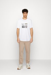 NORTH HILL PARIS TORN PHOTOS TEE - T-shirt estampada - white