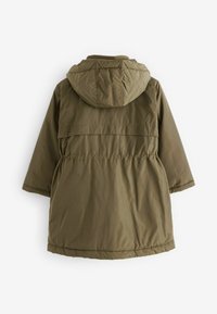 Parka izolație de culoare verde măsliniu, cu glugă, strângere elastică în talie și detalii pe spate; material neted și ușor.