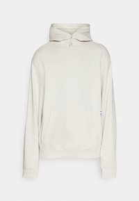 Cremefarbener Kapuzenpullover aus weichem Stoff mit einer vorderen Tasche, verstellbarem Kordelzug an der Kapuze und zwei Knopfverschlüssen am Hals.