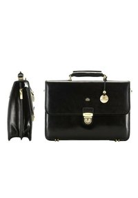 Maletín de cuero negro con una textura suave, herrajes en dorado, solapa plegable y un charm de llave. La vista lateral revela profundidad y estructura.