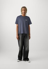 Jack & Jones JORBROOKLYN BACK CREW NECK - Μπλουζάκι με στάμπα - nightshadow blue