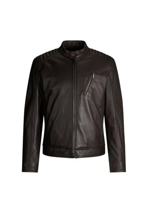 Giacca in pelle marrone con colletto alto, chiusura con zipper asimmetrica, tasca frontale con zipper e dettagli trapuntati sulle spalle. Texture liscia.