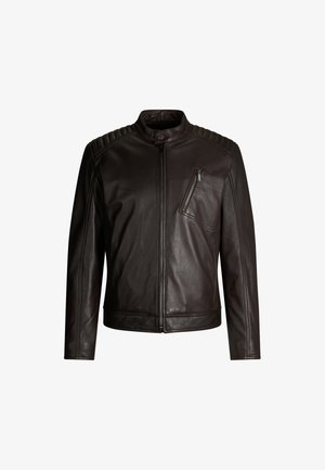 Braune Lederjacke mit Stehkragen, asymmetrischem Reißverschluss, vorderer Reißverschlusstasche und gesteppten Schultern. Glatte Textur.