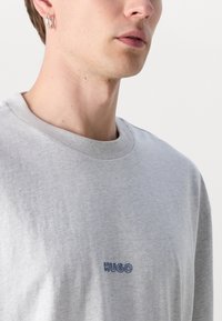 HUGO NOUVERES - Print T-shirt - open grey