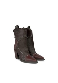 Brązowe i ciemnoszare botki za kostkę z ostrym noskiem, teksturowanym wzorem w węża, zdobione ćwiekami i na słupku.