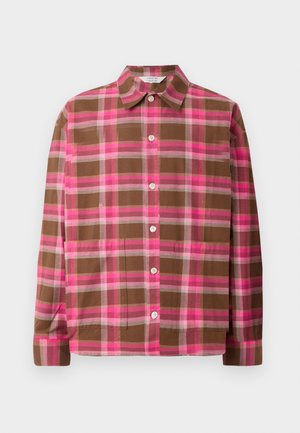 Camisa de botão em padrão xadrez castanho e rosa, com mangas longas, colarinho e um corte largo. Apresenta botões brancos e plissados subtis na parte da frente.