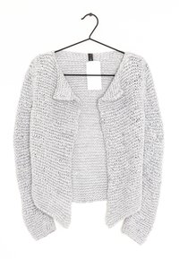 Grå strikket cardigan med åben front, lange ærmer og et struktureret mønster. Har en krave-udskæring og et mærke hængende indeni.