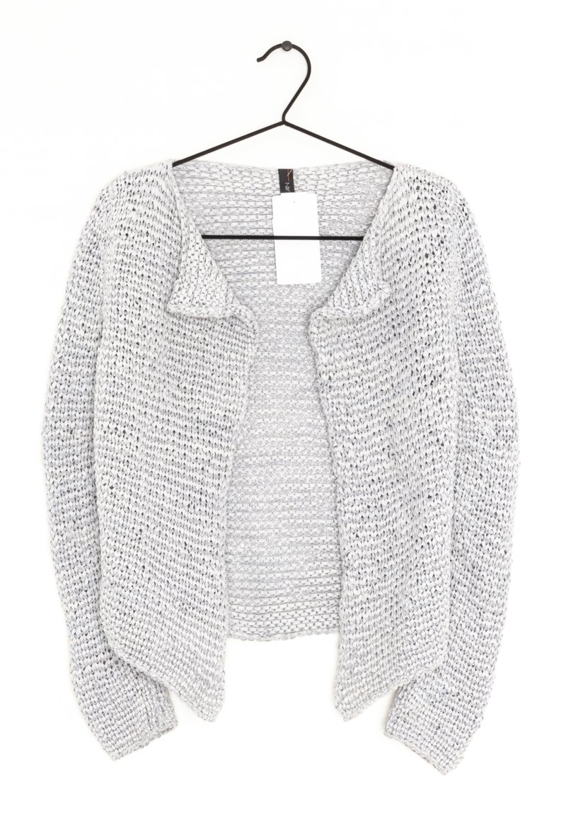 Grå strikket cardigan med åben front, lange ærmer og et struktureret mønster. Har en krave-udskæring og et mærke hængende indeni.