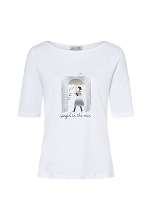 Wit shirt met afbeelding van een vrouw die een paraplu vasthoudt, gestreepte jurk, muzieknoten en tekst "singin' in the rain" op de voorkant.