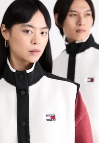 Tommy Jeans BADGE VEST UNISEX - Liemenė - ancient white