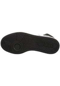 Svart gummisula till sneakers med texturerad zigzagmönster och cirkulär detalj. Innehåller "adidas"-logotyp präglad på sidan.