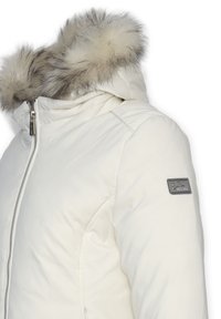 Giubbotto isolato bianco con cappuccio foderato in pelliccia, chiusura con zip e patch con logo sulla manica. Texture liscia con dettagli di cucitura sottili.