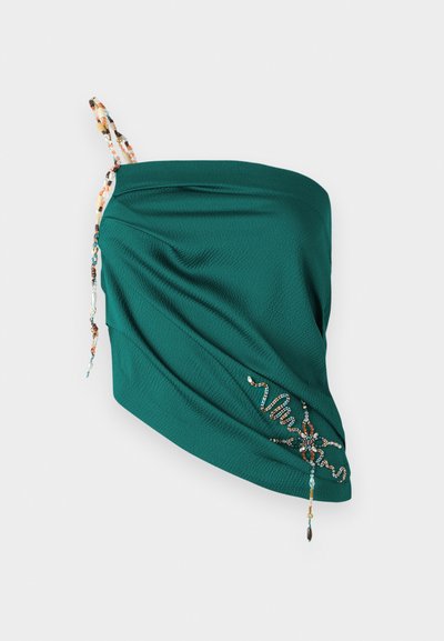 Turkizna bluzica z oblečenim tkaninami, nastavljivimi perličnimi naramnicami in vezenim detajlom v kontrastnih barvah ob robu.