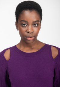 INFLUENCER CUT-OUTS SHOULDER - Strickpullover - purple