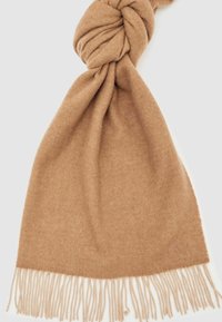 Fular bej, realizat dintr-un material moale, cu un design legat și capete franjurate. Logo brodat la marginea inferioară.
