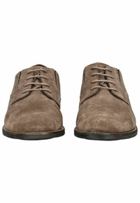 Zapatos de ante marrón con una textura suave, diseño de cordones, punta redondeada y suela de goma negra. Detalles perforados en la parte superior.