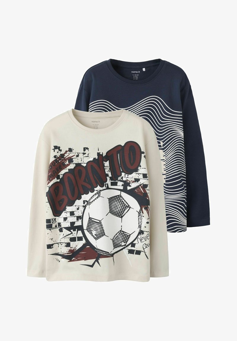 To langermede t-skjorter: én kremfarget med et fotballgrafikk og teksten "BORN TO," den andre marineblå med hvite bølgemønstre. Bomullsstoff.