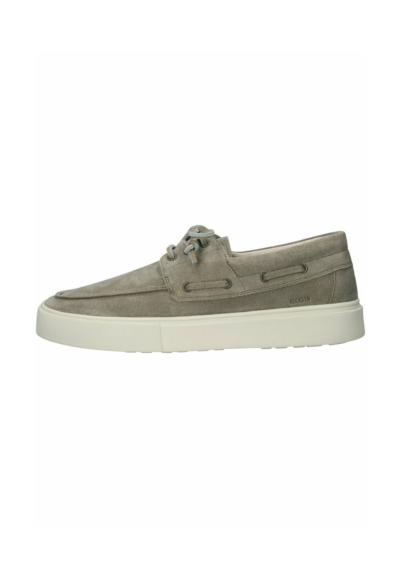 Scarpa da barca in suede grigio con profilo basso, caratterizzata da una suola in gomma bianca, lacci decorativi e dettagli laterali per un design migliorato.