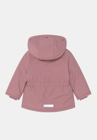 Veste isolante rose avec capuche, taille élastique et fermetures à pression. Dotée de manches longues et d'un accent réfléchissant dans le dos.