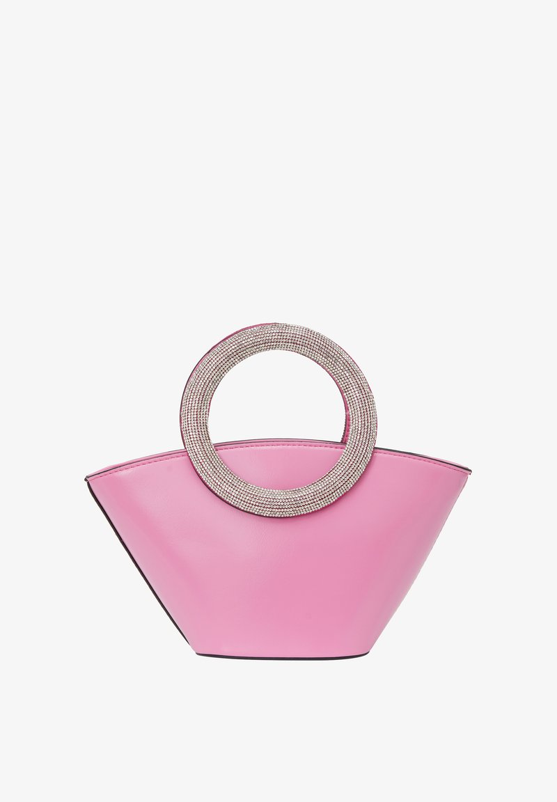 Rózsaszín bőr tote táska széles, ívelt aljjal és csillogó, kör alakú fogantyúval. Sima textúrájú, minimalista dizájn fekete kiegészítőkkel.