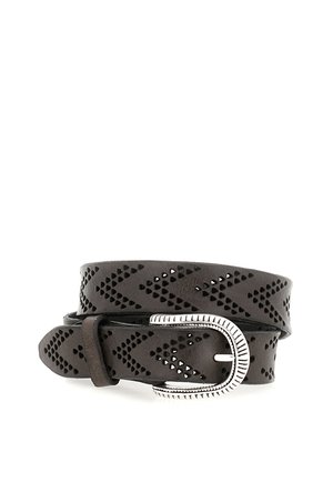 Cintura in pelle marrone scuro con motivi a chevron traforati e fibbia rettangolare argentata, arrotolata su sfondo bianco.