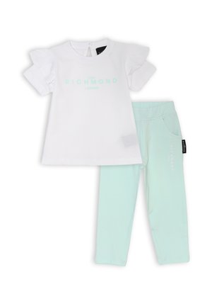 T-shirt bianca con maniche a sbuffo e testo azzurro, abbinata a leggings azzurri chiari con stampa del logo e tasche.