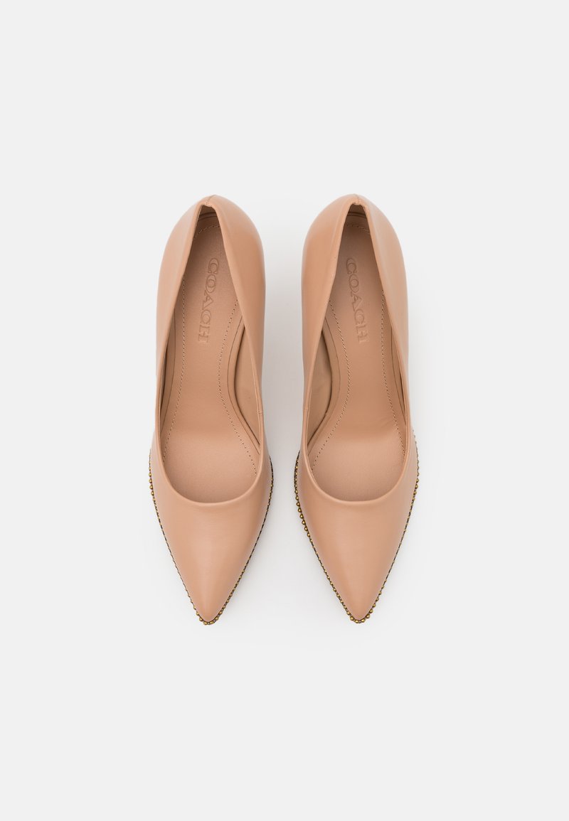 Scarpe con tacco alto in pelle nuda, con punte appuntite, texture liscia e decorativa rifinitura in perline d'oro lungo la suola.