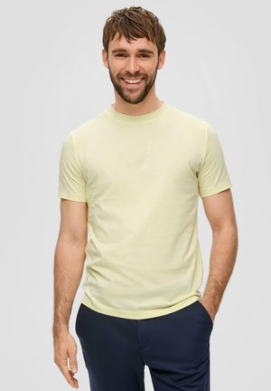 Lichtgele, korteksmouwen t-shirt van zachte stof met een ronde halslijn, gedragen door een model tegen een neutrale achtergrond.