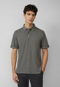 Graues kurzärmliges Polohemd mit Kragen, Knopfleiste, hochgerollten �Ärmeln und glatter Textur. Einfaches Design ohne Muster.