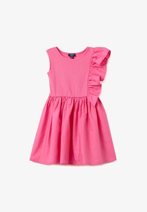 Roze katoenen jurk met een aansluitende lijfje, ruches op de schouders en een geplooide rok. Eenvoudige ronde halslijn en knielange pasvorm.