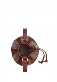 Bolso de cuero marrón en forma de cubo con una textura suave, cierre de cordón y detalles de metal. La parte superior abierta muestra el forro interior.