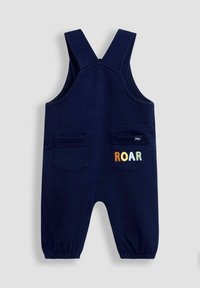 Tengerészkék kezeslábas puha anyagból, állítható pántokkal, két elülső zsebbel és átmenetes színekben hímzett "ROAR" részlettel.