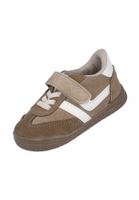 Zapatilla de ante marrón con acentos blancos, punta redondeada, ajuste de cordones en la parte delantera y correa ajustable de velcro. Suela texturizada para un mejor agarre.