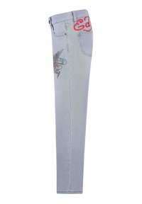 Jeans azzurri chiari con una vestibilità slim, caratterizzati da dettagli ricamati intricati in rosso e verde sui lati e una leggera texture.
