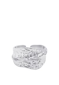 Anello a manchetto in metallo argentato con superficie testurizzata e design della banda intrecciata, caratterizzato da un accento liscio e lucido.