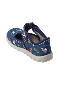 Niebieskie buty z tkaniny z wzorami ciągników i pojazdów, z regulowanym paskiem, miękką gumową podeszwą i zaokrąglonym kształtem, zaprojektowane z myślą o komforcie.