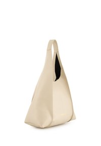 Beżowa skórzana torba o luźnym fasonie, z pojedynczym uchwytem i otwartą górą. Czarny wnętrze z subtelnym logo na zewnętrznej stronie.