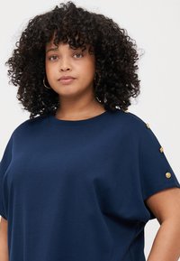 Tommy Hilfiger Curve BUTTON TEE - T-shirts med print - dark night navy