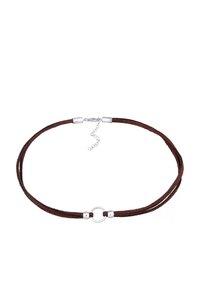 Choker en daim marron avec des double brins, un accent métallique circulaire et des fermoirs en argent pour une taille ajustable.