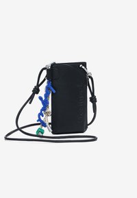 Czarna skórzana torba na ramię z teksturowaną powierzchnią, z niebieskim zawieszką, regulowanym paskiem i tłoczonym logo.