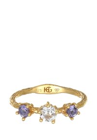 Guldring med en strukturerad band, med en central klar sten flankad av två lila stenar, inställda i klor. Stämplad inuti.